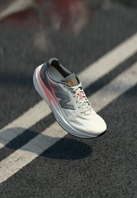 FUELCELL REBEL V5 - Road running shoes - grapefruit