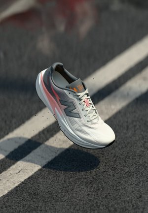FUELCELL REBEL V5 - Tenisice za hodanje - grapefruit