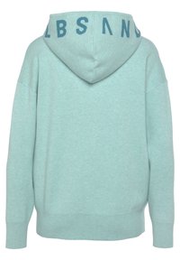 Helle türkisfarbene Kapuzenbluse mit lässigem Schnitt, gerippten Bündchen und Strickstruktur. Die Kapuze zeigt kontrastierende Buchstaben entlang des Randes.