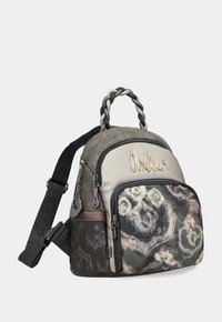 Kleiner Rucksack in Grau- und Beigetönen mit floralem Muster, geflochtenem oberen Griff, vorderer Reißverschlusstasche und verstellbaren schwarzen Schulterriemen.