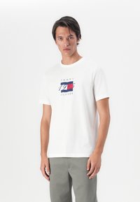 Tommy Hilfiger LINEAR FLAG GRAPHIC TEE UNISEX - Marškinėliai su spaudiniu - white