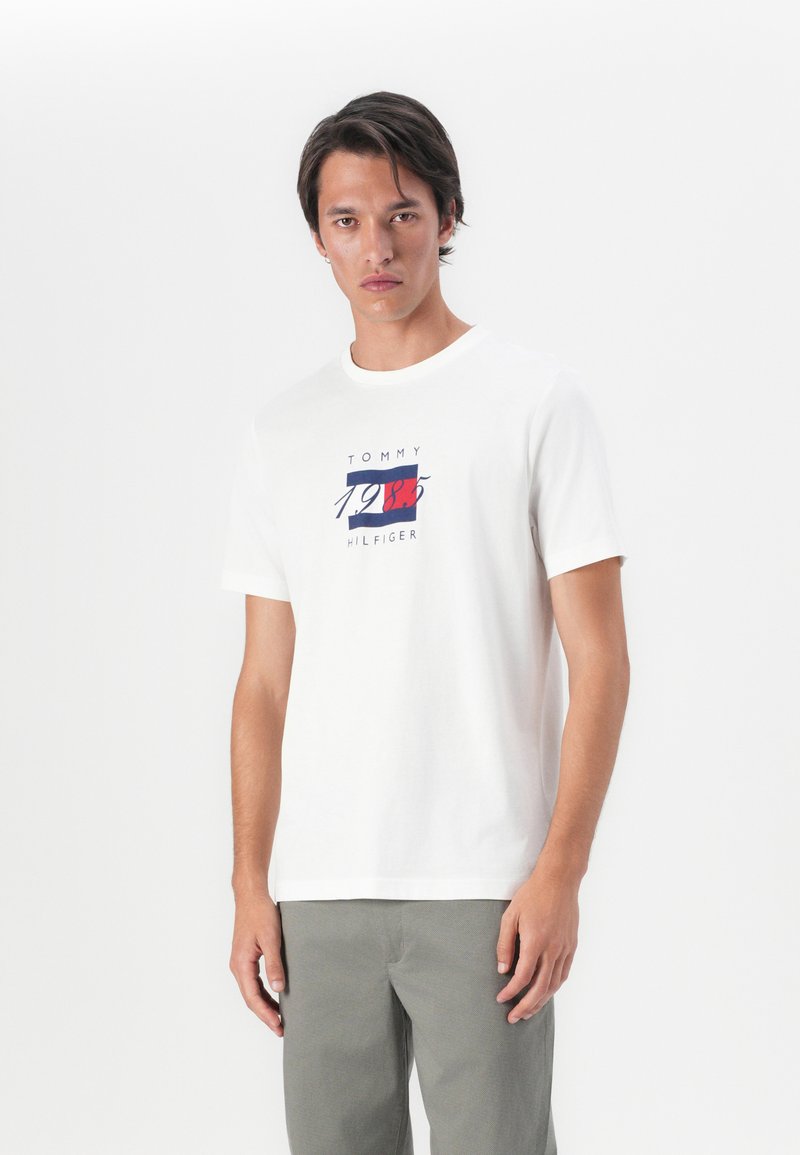 Tommy Hilfiger LINEAR FLAG GRAPHIC TEE UNISEX - Marškinėliai su spaudiniu - white