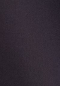 Dunkelgrauer Stoff mit feiner, dicht gewebter Struktur, der ein dezentes Karomuster und ein mattes Finish aufweist.