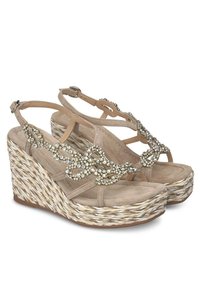 Sandały na koturnie w odcieniu tan z teksturowaną korkową bazą, z dekoracyjnym łańcuchem z przezroczystych cyrkonii na paskach oraz regulowanym zapięciem przy kostce.