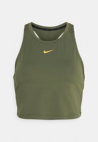 Olivově zelený bezrukávový crop top Nike s designem racerback a malým žlutým logem Nike swoosh umístěným uprostřed hrudníku.
