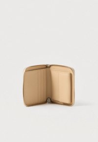 Portafoglio in pelle beige con chiusura a zip, dotato di molteplici scomparti per carte e interno liscio e strutturato. Design compatto e funzionale.