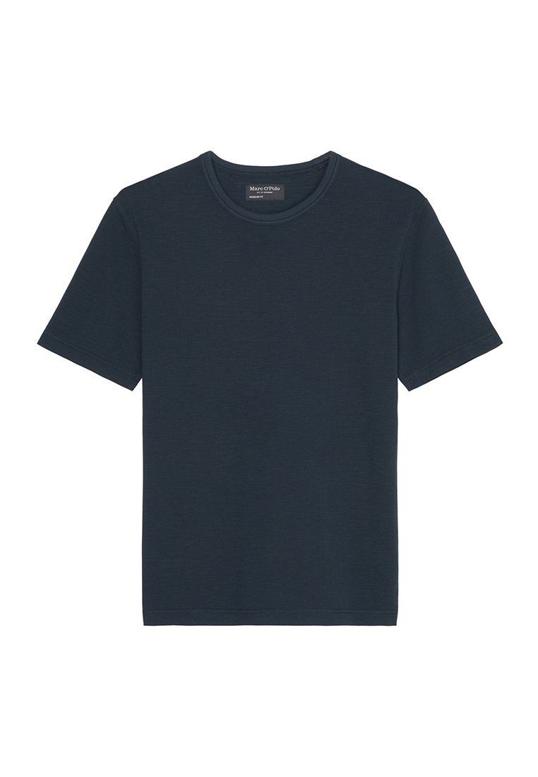 Granatowa koszulka z krótkim rękawem uszyta z miękkiego materiału, z okrągłym dekoltem i prostym krojem. Brak widocznych wzorów lub akcentów.