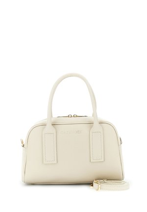 Flødefarvet lædertaske med dobbelte øverste håndtag, gylden lynlås og aftagelig skulderrem, der er rullet sammen på en hvid baggrund.