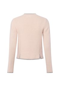 Hellpinke Strickjacke mit langen Ärmeln, verkürztem Design, subtiler Textur und grauem Besatz entlang des Ausschnitts und der Ärmel.