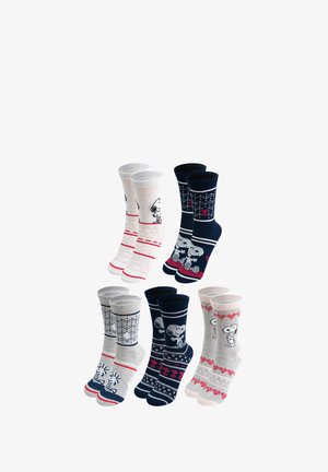 Set di sei paia di calze da crew che presentano vari motivi, colori e design. I materiali includono cotone, con accenti in rosso, blu navy e grigio.