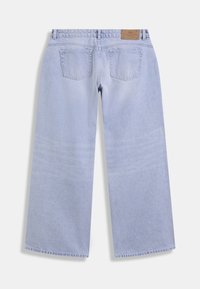 Φαρδιά τζιν παντελόνια από ανοιχτό μπλε ντένιμ με ψηλή μέση, δύο πίσω τσέπες και ραμμένο τελείωμα. Διαθέτουν δερμάτινο ταμπελάκι στη μέση.