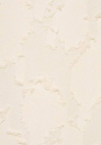 Tissu crème texturé présentant un motif subtil et irrégulier avec des bords effilochés, offrant une qualité douce et tactile.