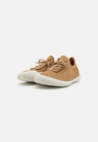 Hellbraune Strick-Sneaker mit strukturiertem Obermaterial, weißer Gummisohle und runder Zehenpartie, mit Schnürverschluss und geripptem Kragen.