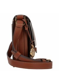 Borsa a mano in pelle marrone con design strutturato, dotata di hardware dorato, dettagli cuciti e tracolla regolabile. Incluso un portachiavi.