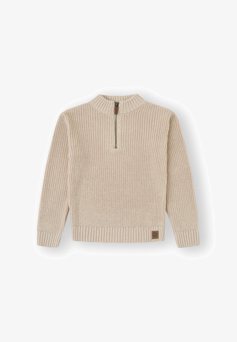 Suéter de punto beige con un cuello alto y una cremallera corta. Puños y dobladillo acanalados, con un pequeño parche de logo en el lado inferior.