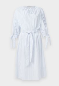 Vestido de comprimento até ao joelho em azul claro e branco com riscas, mangas de 3/4, detalhes em laço no decote, punhos e cinto coordenação.