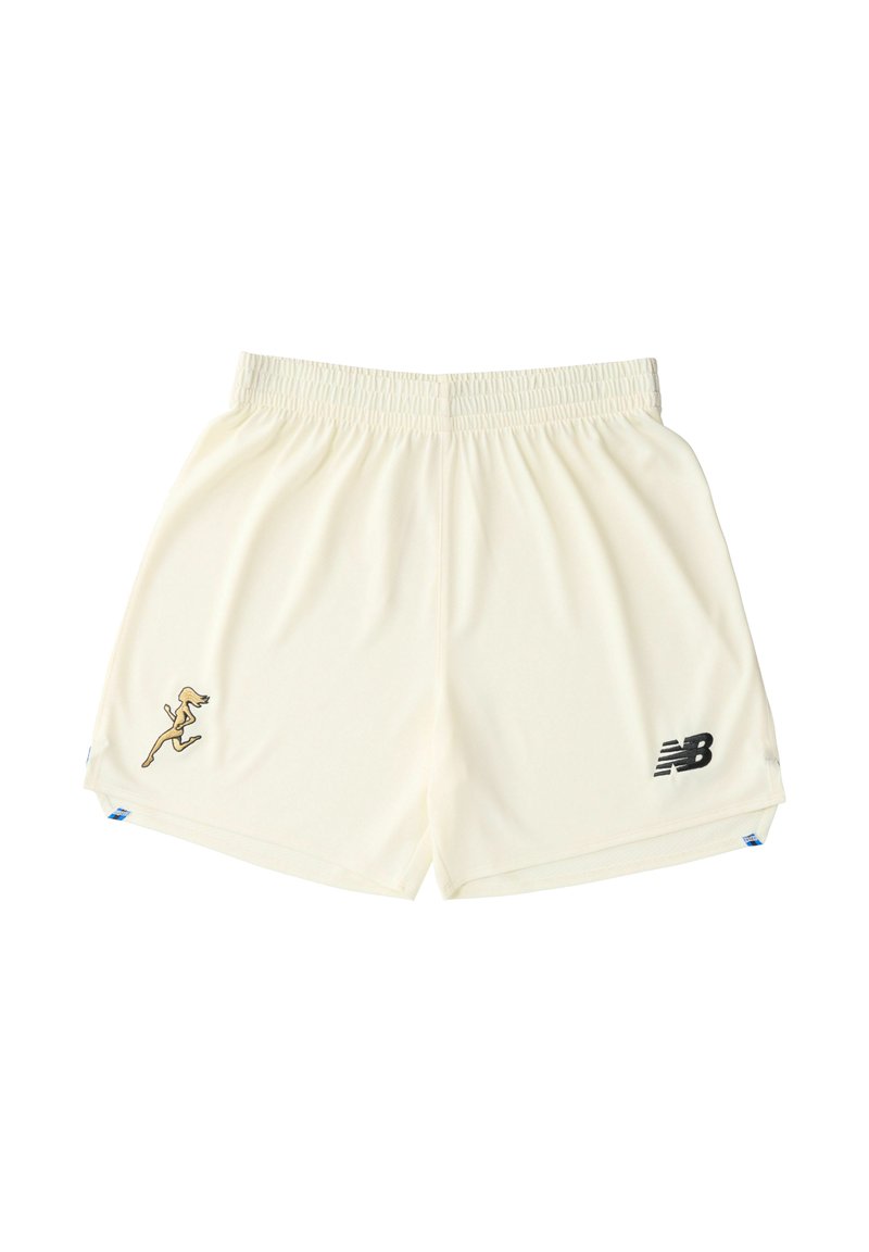Witte sportshorts met een elastische tailleband. Voorzien van een zwart New Balance-logo en een gouden hardloper-illustratie aan de voorkant. Soepele textuur.