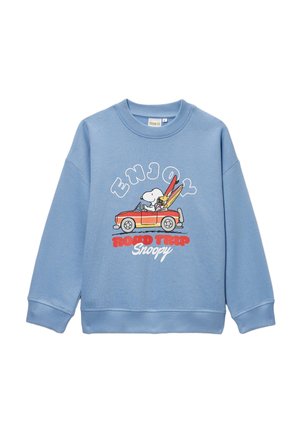 Sweat-shirt bleu clair avec Snoopy conduisant une voiture rouge, tenant des planches de surf jaunes et rouges, avec le texte "Enjoy Road Trip Snoopy" sur le devant.