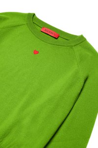 Grønn strikkegenser med rund hals, raglanermet og et lite rødt hjerte brodert på brystet. MAX&Co. merkevaretag synlig.