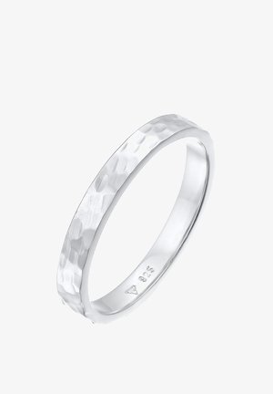 Inel din argint cu o textură ciocănită, profil plat și suprafață interioară lustruită. Marcaj cu "925" pentru argint sterling.