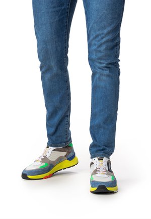 Mehrfarbige Sneakers in einer Mischung aus Grau, Blau, Grün und Gelb. Das Design umfasst Mesh, Wildlederakzente und eine strukturierte Gummisohle.