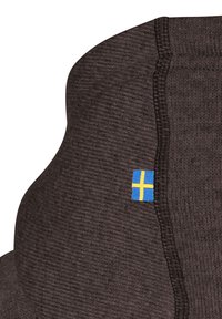 Mörkbrun textil med en strukturerad yta, som har en liten blå och gul flaggetikett. Designen betonar en mjuk, böjd form.