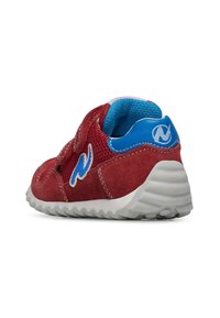 Scarpa rossa in suede con sovrapposizione in rete traspirante, accenti blu, logo distintivo e suola grigia testurizzata progettata per aderenza e comfort.