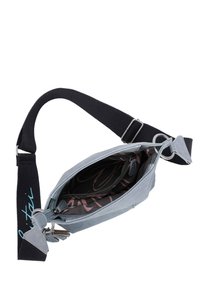 Szara skórzana torba na ramię z zamkiem błyskawicznym, regulowanym czarnym paskiem oraz wzbogaconą wnętrzem z kieszonkami i akcentem breloczka.