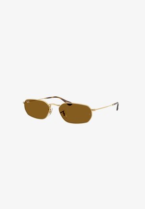 Gafas de sol con montura metálica dorada, lentes rectangulares marrones y varillas finas, con almohadillas nasales ajustables y logo sutil en la lente izquierda.