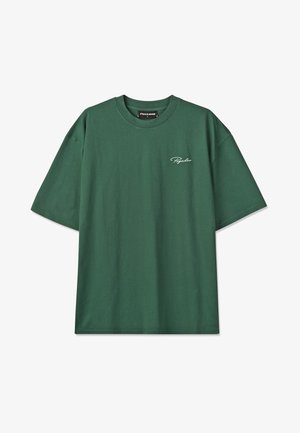 Zöld, rövid ujjú, kerek nyakú póló kis fehér "Pegador" logóval a bal mellkason, közepes méret, laza szabás.