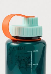 Teal plastflaske med tekstureret mintfarvet låg, orange rem og trykte volumenmarkeringer. Har rygsæk- og bjørnegrafik.