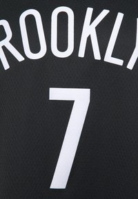 Černý sportovní dres s bílými nápisy „BROOKLYN“ a číslem „7“, vyrobený z prodyšné, texturované tkaniny.