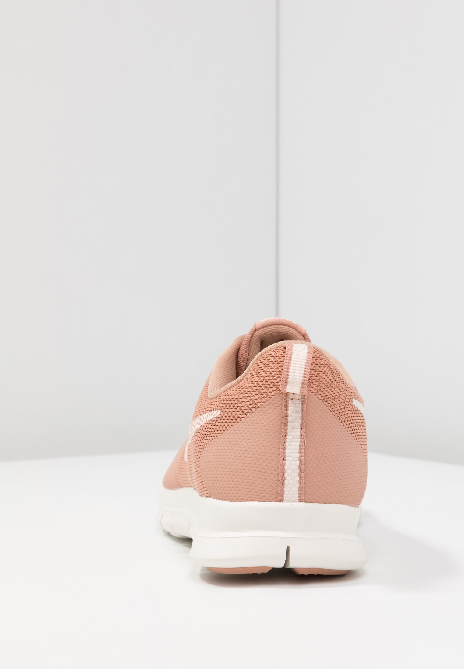 wmns nike flex essential tr rose