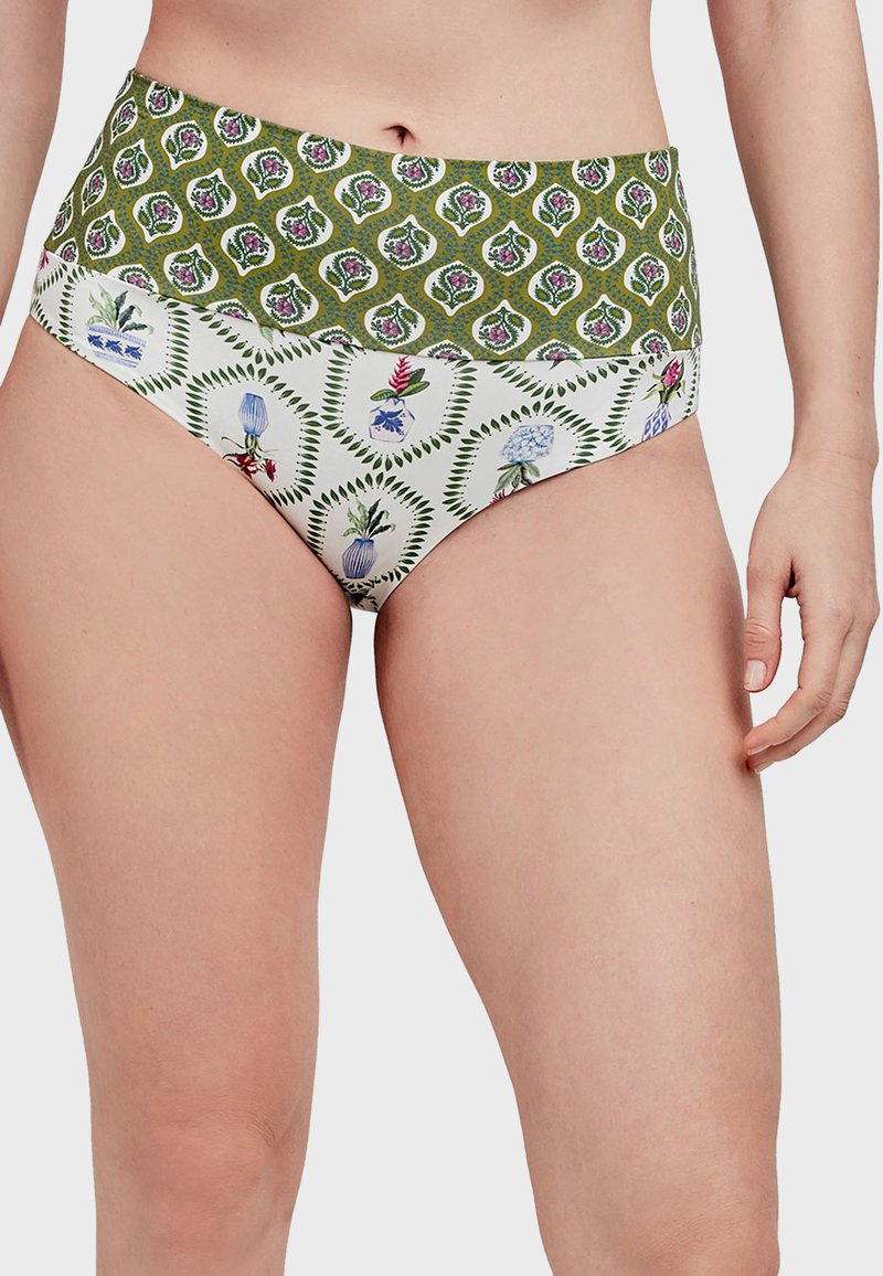 Parte inferior de bikini alta con una banda verde con un diseño estampado de flores y una parte inferior blanca con motivos florales en contraste.