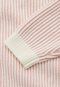 Maglione a maglia con motivo a righe alternate rosa e bianche, con polsino bianco a coste. Il materiale è morbido e strutturato.