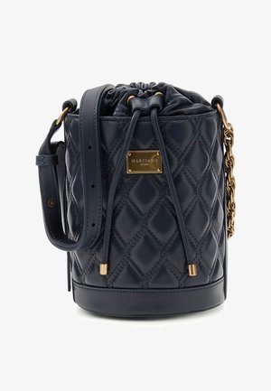 Marineblaue gesteppte Ledertasche im Beuteldesign mit verstellbarem Riemen, Golddetail an der Kette, Kordelzugverschluss und goldener Marciano Guess Logo-Plakette.