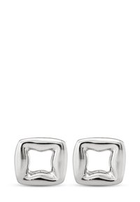 Pendientes de metal en tono plateado con forma rectangular texturizada, que presentan un centro abierto y bordes lisos para un aspecto contemporáneo.