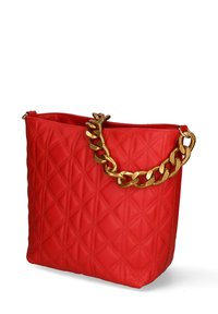 Borsa a tracolla trapuntata rossa con un motivo a diamante testurizzato. Presenta una tracolla in catena dorata metallizzata e una chiusura con zip.