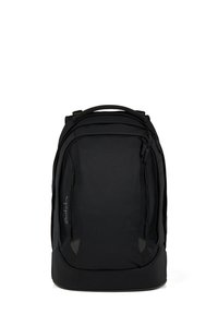 Sac à dos en tissu noir avec une forme structurée, comportant plusieurs compartiments zippés, des coins renforcés et des bretelles rembourrées.