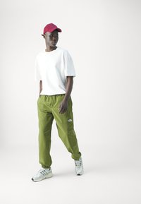 The North Face EASY WIND PANT - Treniņtērpa apakšdaļas - forest olive