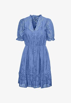 Vestido azul hecho de tela texturizada con dobladillo de volantes, mangas abullonadas, escote en V y diseños recortados por todo el vestido.