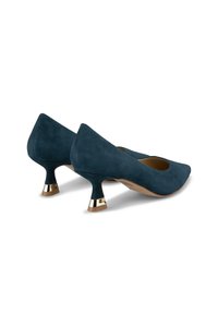 Tacchi in suede blu scuro con punta quadrata e tacco da 3 cm con accenti dorati. Texture liscia, design minimale e colore solido senza fantasie.