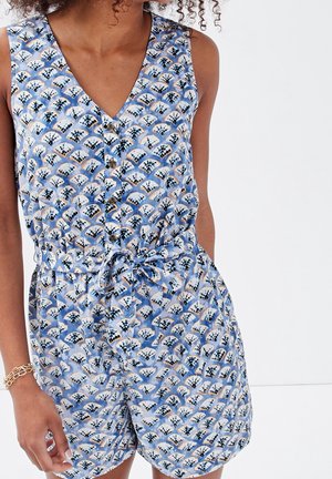 Rompers bleu à motifs avec un décolleté en V, un bouton à l'avant et une taille à cordon. Présente un design floral et une texture de tissu léger.