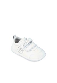 Zapatilla blanca con dos correas de velcro, hecha de material sintético liso, con un logotipo gris y una suela de goma texturizada.