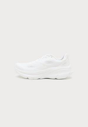 Weißer athletischer Laufschuh mit Mesh-Obermaterial, Schnürverschluss, dicker gepolsterter Sohle und Markenlogo an Seite und Ferse, von der linken Seite gezeigt.