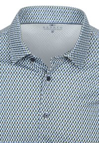 Korte mouwen overhemd in katoenmix met een blauw-wit geometrisch patroon, knoopsluiting kraag en donkere knopen.