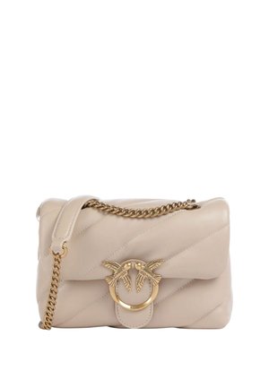 Borsa a tracolla in pelle beige con design trapuntato, tracolla in metallo dorato e un'accattivante decorazione a forma di uccello al centro.
