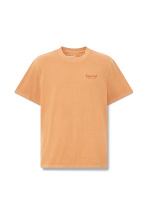 Beige Timberland T-shirt met korte mouwen en een ronde hals, met kleine logo-tekst "Timberland Rugged Active Gear" op de linkerborst.