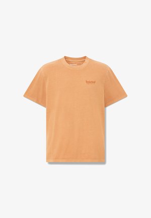 T-shirt beige Timberland a maniche corte con scollo rotondo e piccolo logo con la scritta "Timberland Rugged Active Gear" sul petto a sinistra.