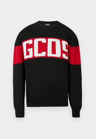 Suéter preto de malha com gola redonda, apresentando listras horizontais em vermelho e branco bem marcadas e o texto "GCOS" no peito.